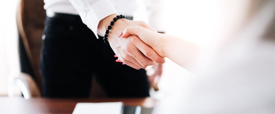 business-man-and-woman-handshake-in-work-office-RÄTTSIZE